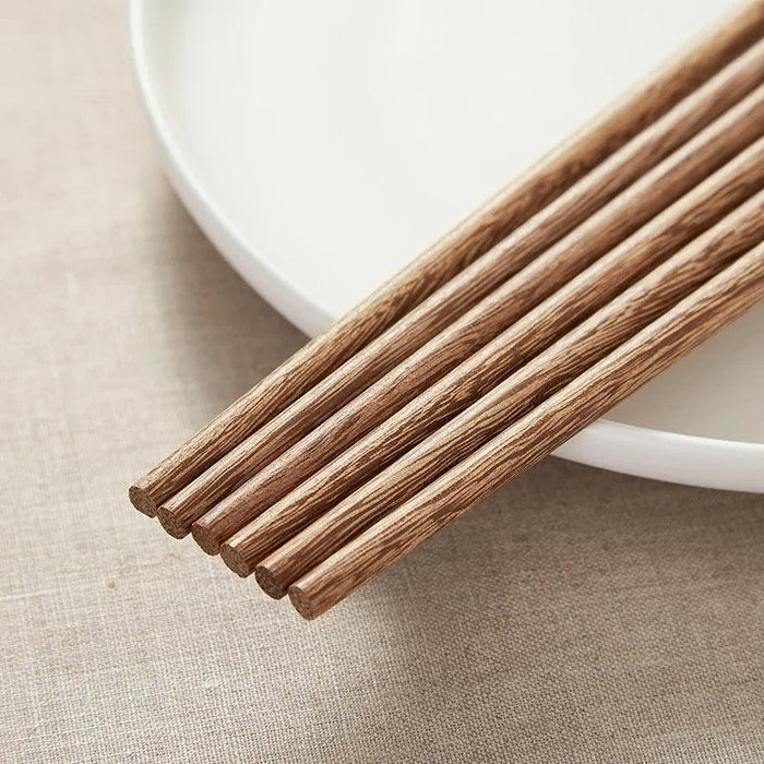 High-Quality Heat-Resistant Wooden Chopsticks for Hot Pot and Noodles - Stylish and Comfortable Design