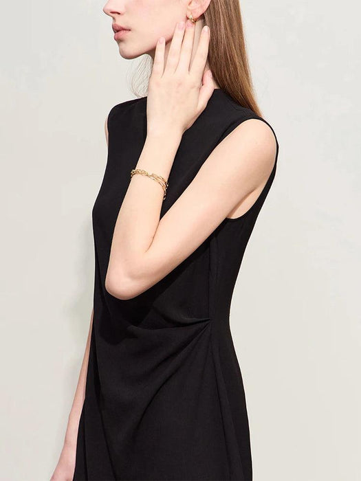 Chic Minimalist Sleeveless Black Dress for Women - Elegant Slim Fit with Modern Half-High Neck Design