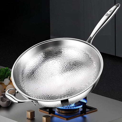 Titanium Excellence: Non-Stick Hammer-Printed Flat Bottom Wok for Gourmet Home Cooking