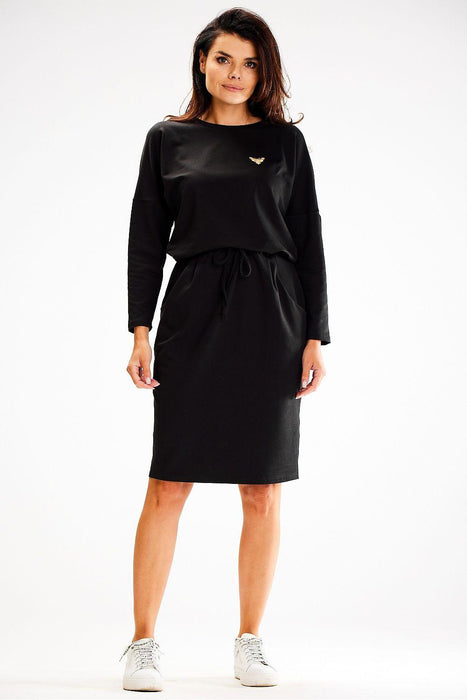 Stylish Cotton Daydress with Adjustable Tie, Convenient Pockets, and Distinct Applique Accents