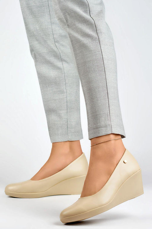 Elegant Beige Leather Pumps: Sustainable Style for Modern Women