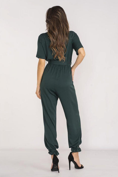 Elegant Waist-Enhancing Jumpsuit with Timeless Collar