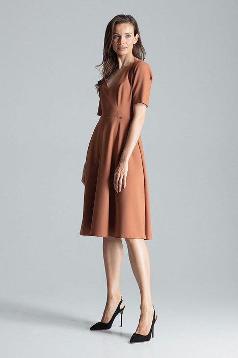 Elegant Sweetheart Midi Dress with Practical Side Pockets