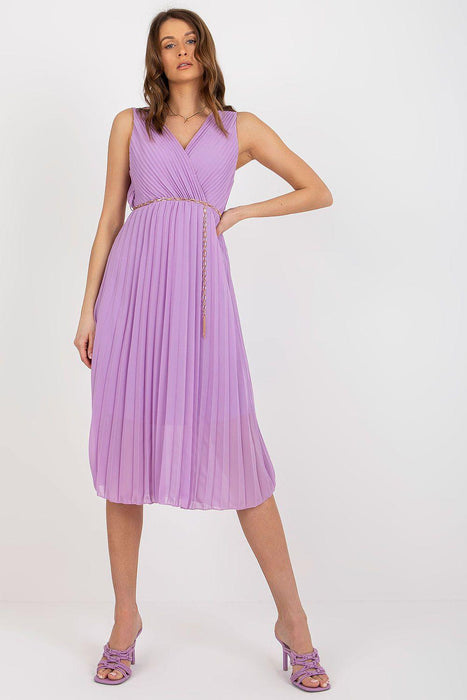 Sophisticated Sleeveless Dress with Waist Chain and Pleats