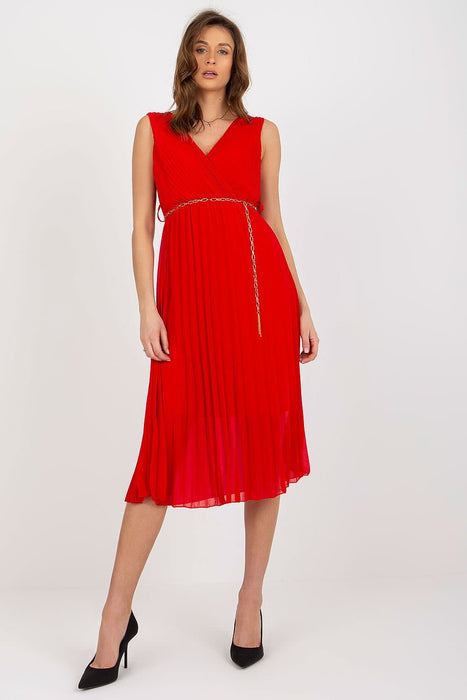 Sophisticated Sleeveless Dress with Waist Chain and Pleats