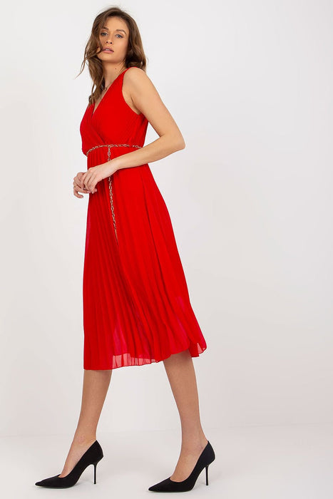 Sophisticated Sleeveless Dress with Waist Chain and Pleats