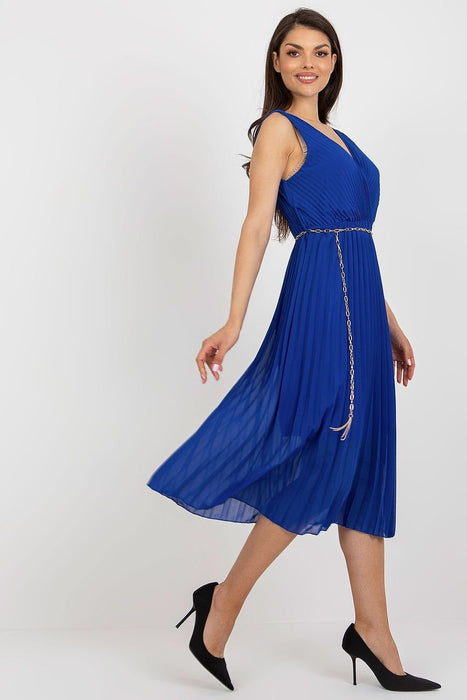 Sophisticated Sleeveless Dress with Waist Chain and Pleats