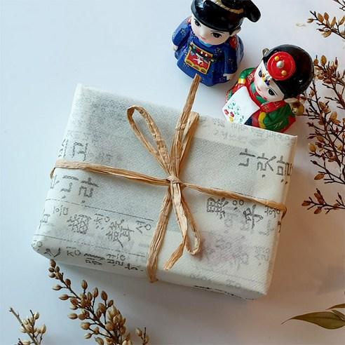 Hanbok Wedding Doll Miniature Souvenir Set with Gift Packaging