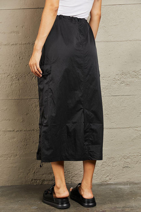 Chic High-Waisted Black Midi Cargo Skirt with Elegant Elastic Detailing