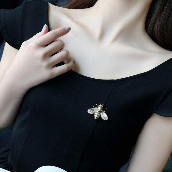 Elegant Crystal Bee Brooch: Elevate Your Style