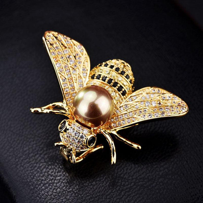 Chic Crystal-Encrusted Bee Brooch for Timeless Sophistication