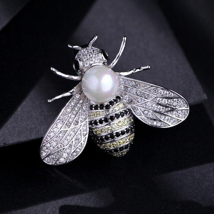 Chic Crystal-Encrusted Bee Brooch for Timeless Sophistication