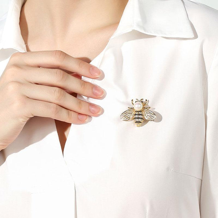 Chic Crystal-Encrusted Bee Brooch for Timeless Sophistication